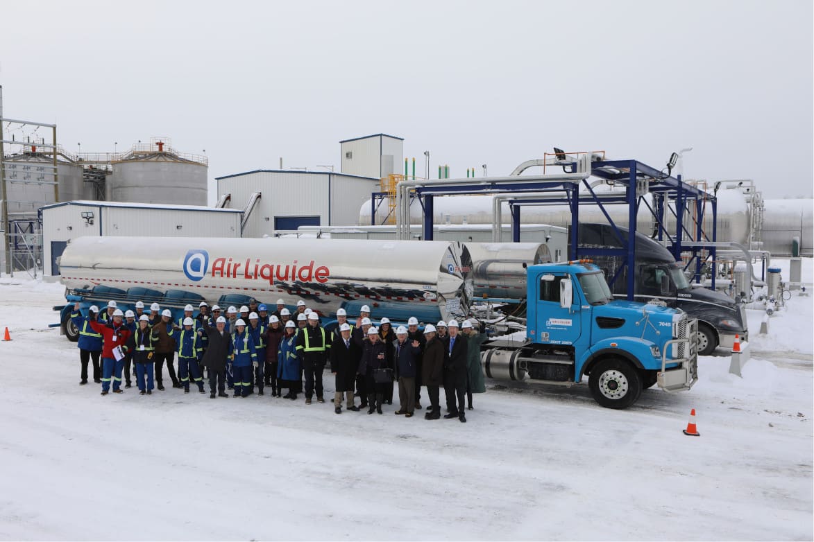 Groupe d’employés souriants d’Air Liquide posant pour une photo devant les camions de l’entreprise sur l’installation de Johnstown (Ontario).